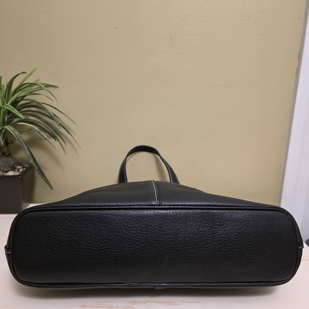 Burberry | Vintage Small Black Leather Handbag - Picture 4 of 16